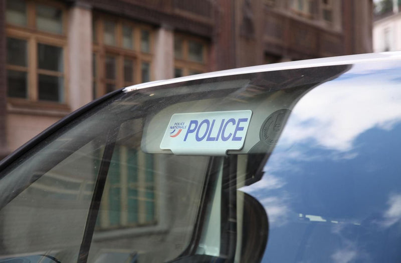 Clip Plaque Pare-Soleil Police Rétro-Réfléchissant Fond Bleu